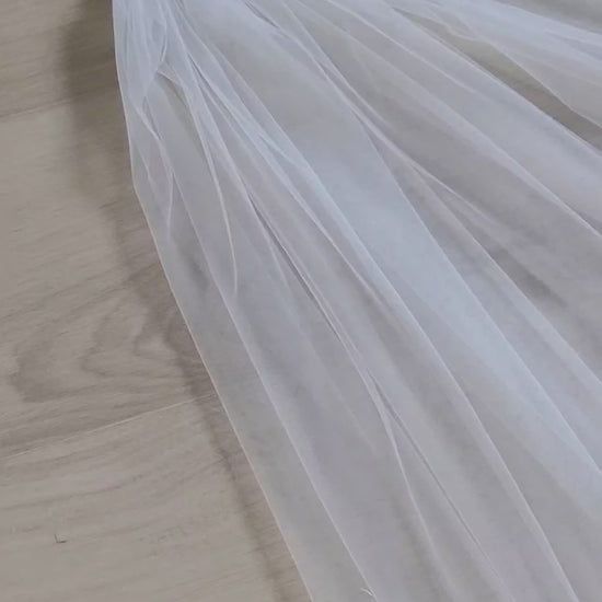 Single tier short waist veil with metal comb